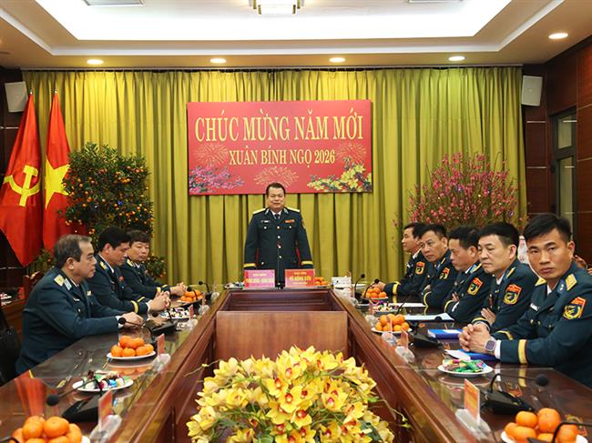 thu-truong-bo-tu-lenh-quan-chung-phong-khong-khong-quan-kiem-tra-nen-nep-canh-truc-san-sang-chien-dau-va-chuc-tet-can-bo-chien-si-cac-don-vi