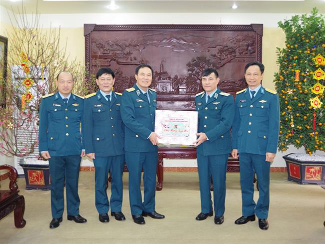 thu-truong-bo-tu-lenh-quan-chung-phong-khong-khong-quan-tham-chuc-tet-cac-hoc-vien-nha-truong