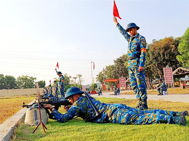 tieu-doan-huan-luyen-chien-si-moi-su-doan-377-to-chuc-ban-dan-that