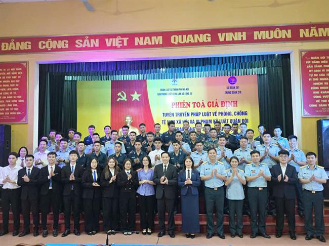 trung-doan-218-phoi-hop-voi-doan-luat-su-tp-ha-noi-to-chuc-tuyen-truyen-ve-phong-chong-te-nan-xa-hoi-va-vi-pham-ky-luat-quan-doi