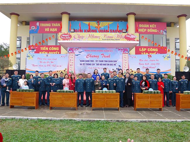 trung-doan-khong-quan-921-to-chuc-chuong-trinh-“xuan-canh-troi-tet-tham-tinh-quan-dan”-va-tet-trong-cay-doi-doi-nho-on-bac-ho-xuan-binh-ngo-2026