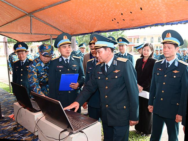 trung-tuong-tran-ngoc-quyen-chinh-uy-quan-chung-phong-khong-khong-quan-du-le-ra-quan-huan-luyen-nam-2026-tai-trung-doan-228