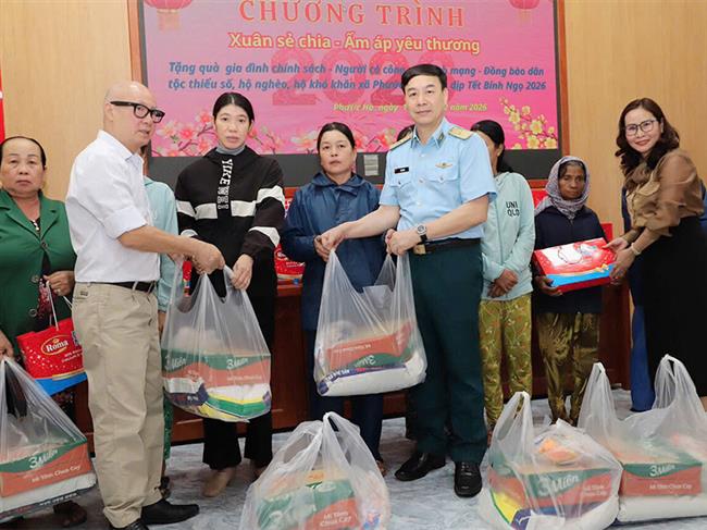 truong-si-quan-khong-quan-phoi-hop-to-chuc-chuong-trinh-“xuan-se-chia-am-ap-yeu-thuong”