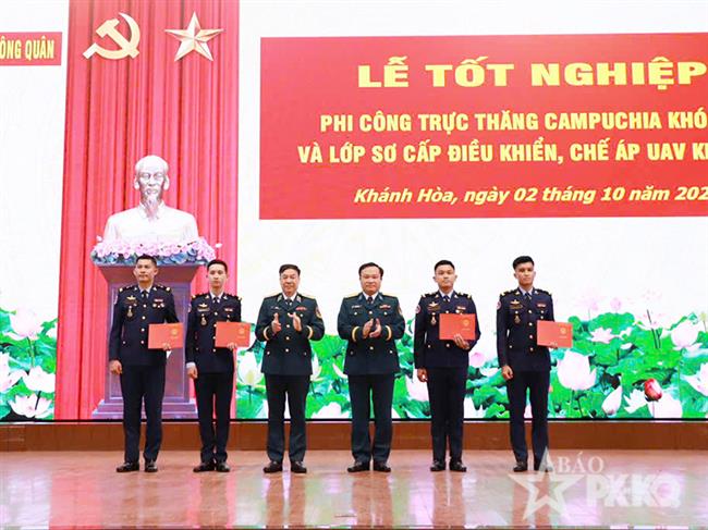 truong-si-quan-khong-quan-to-chuc-le-tot-nghiep-phi-cong-truc-thang-campuchia-khoa-9-va-lop-so-cap-dieu-khien-che-ap-uav-khoa-5