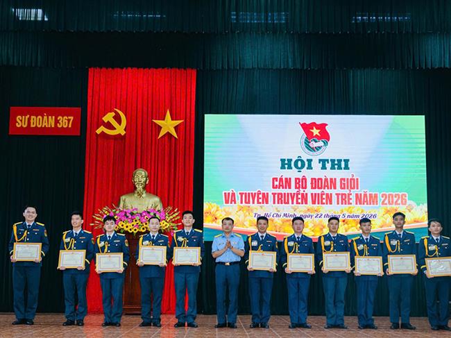 tuoi-tre-su-doan-367-dua-tai-lan-toa-nhiet-huyet-cong-hien