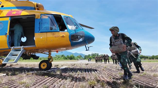 khong-quan-dac-cong-tac-chien-nhay-du-huan-luyen-do-bo-duong-khong