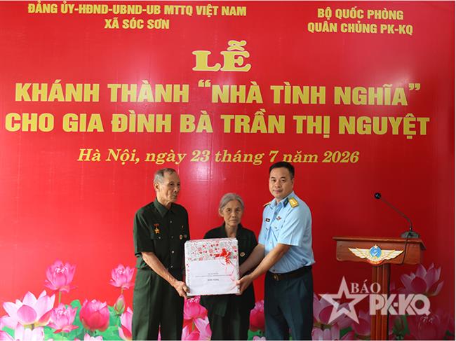 quan-chung-phong-khong-khong-quan-phoi-hop-to-chuc-khanh-thanh-va-ban-giao-nha-tinh-nghia-tang-gia-dinh-ba-tran-thi-nguyet