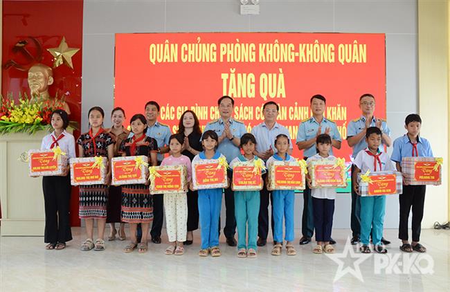 quan-chung-phong-khong-khong-quan-tham-tang-qua-gia-dinh-chinh-sach-hoc-sinh-ngheo-vuot-kho-tai-xa-tay-giang-thanh-pho-da-nang