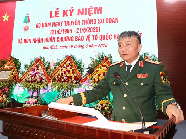 su-doan-phong-khong-365-to-chuc-le-ky-niem-60-nam-ngay-truyen-thong-va-don-nhan-huan-chuong-bao-ve-to-quoc-hang-nhat
