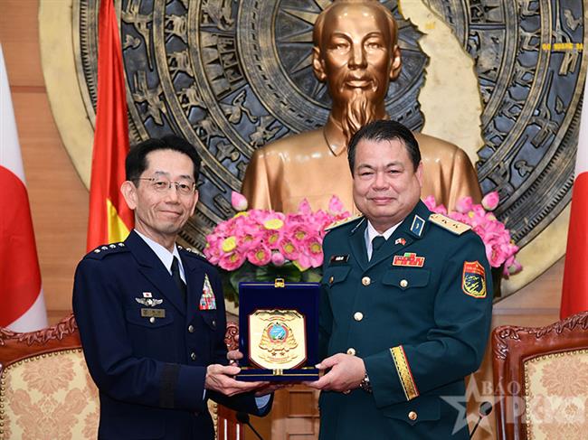 tham-muu-truong-luc-luong-tu-ve-tren-khong-nhat-ban-tham-va-lam-viec-tai-quan-chung-phong-khong-khong-quan