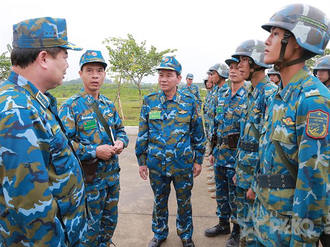 thu-truong-bo-tu-lenh-quan-chung-pk-kq-dong-vien-can-bo-chien-si-trung-doan-240-tai-dien-tap-pt-26