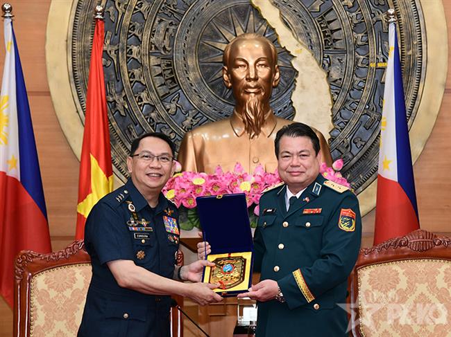 tu-lenh-khong-quan-phillipines-den-tham-va-lam-viec-tai-quan-chung-phong-khong-khong-quan
